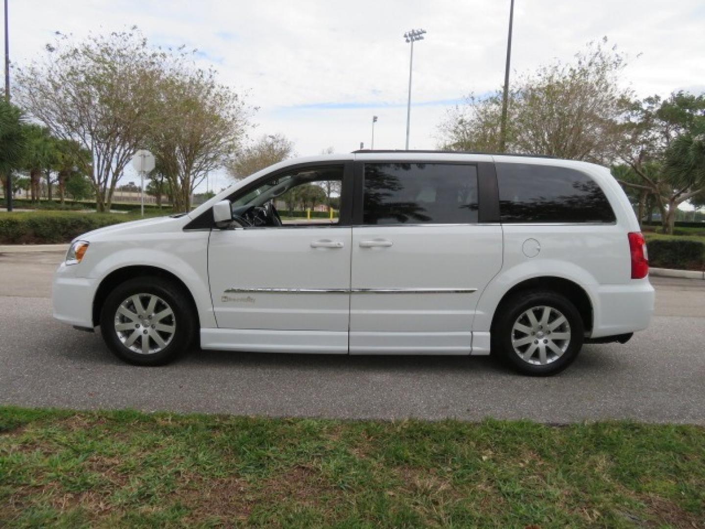 2014 White /Black Chrysler Town & Country (2C4RC1BG4ER) , located at 4301 Oak Circle #19, Boca Raton, FL, 33431, (954) 561-2499, 26.388861, -80.084038 - Photo#14